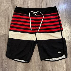MENS Quicksliver Board Shorts Size 33